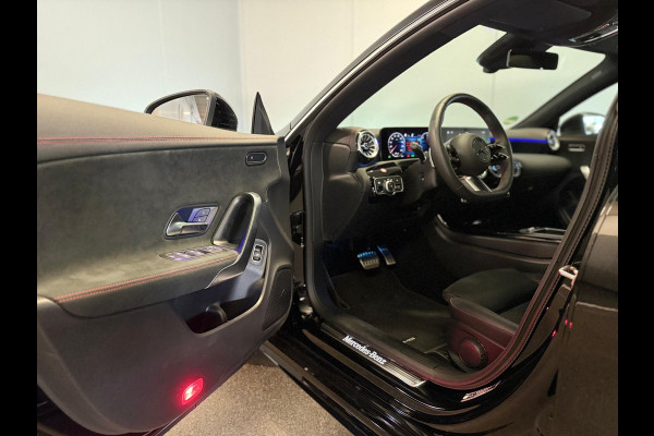 Mercedes-Benz CLA-Klasse Shooting Brake 250e Hybrid AMG Styling-PANORAMA-CAMERA-TREKHAAK-SFEER-COMPLEET