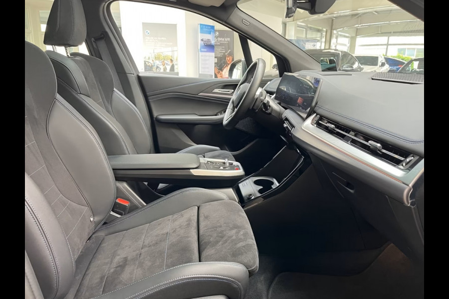 BMW 2 Serie Active Tourer 230e xDrive M-SPORT ** LED, NAVI+, LEDER/ALC, PANORAMA, HuD, PRIVACY, 18-inch LMV - Ex BMW-AG - UNFALLFREI ** ** INFORMEER OOK NAAR ONZE AANTREKKELIJKE FINANCIAL-LEASE TARIEVEN **