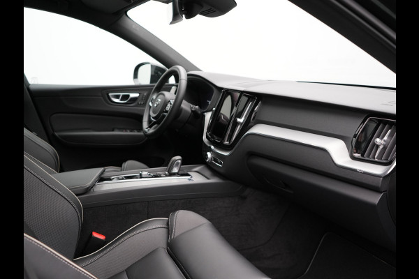 Volvo XC60 B4 R-Design Automaat 198pk Dealer O.H | Trekhaak Af Fabriek | Panodak | Camera | Lederen Sportstoelen Memory & Verwarmd | Cruise Control | Apple Carplay | Keyless | Google Assistant & Maps | Virtual | DAB |