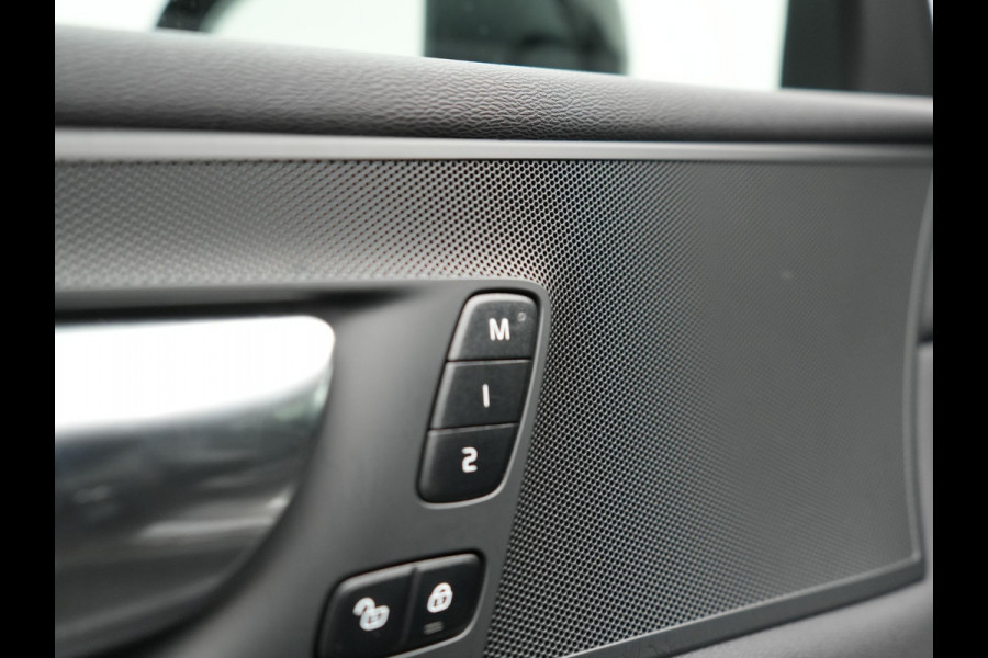 Volvo XC60 B4 R-Design Automaat 198pk Dealer O.H | Trekhaak Af Fabriek | Panodak | Camera | Lederen Sportstoelen Memory & Verwarmd | Cruise Control | Apple Carplay | Keyless | Google Assistant & Maps | Virtual | DAB |