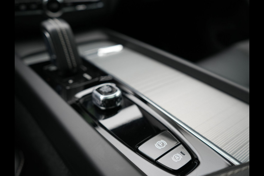 Volvo XC60 B4 R-Design Automaat 198pk Dealer O.H | Trekhaak Af Fabriek | Panodak | Camera | Lederen Sportstoelen Memory & Verwarmd | Cruise Control | Apple Carplay | Keyless | Google Assistant & Maps | Virtual | DAB |