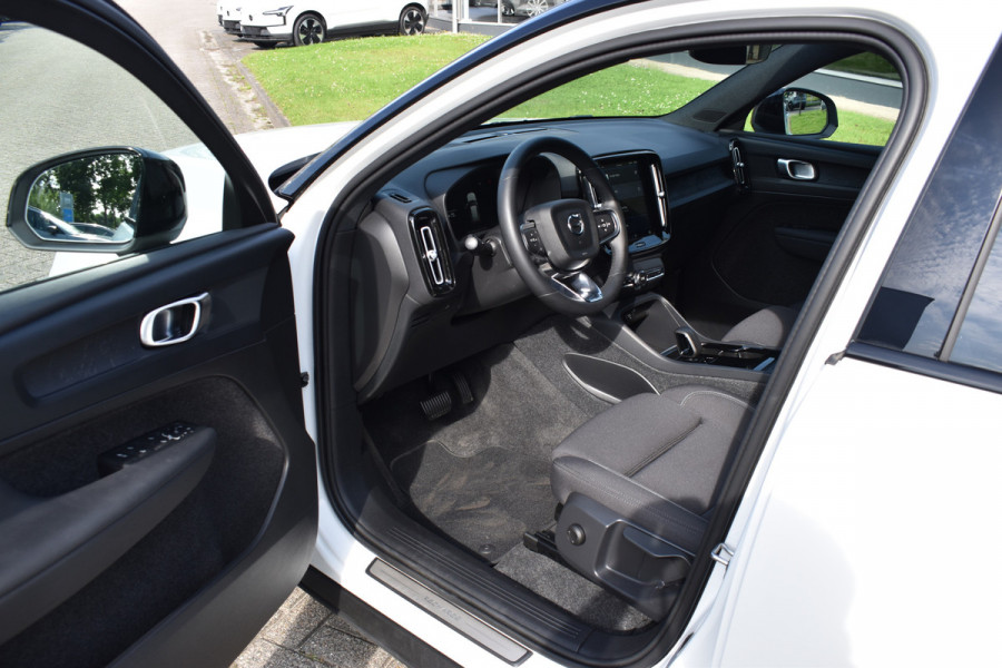 Volvo XC40 Single Motor Extened Range Plus 82 kWh | Camera | ACC | Blis | Stoel/Stuurverwarming | Trekhaak