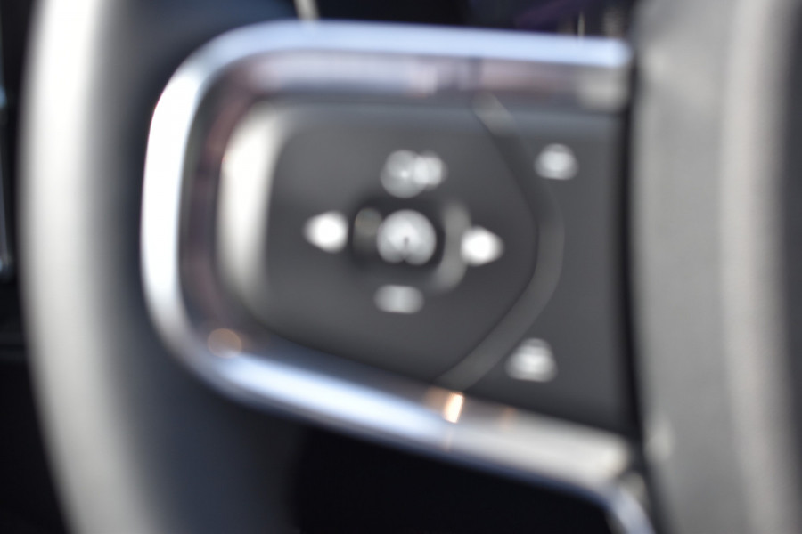 Volvo XC40 Single Motor Extened Range Plus 82 kWh | Camera | ACC | Blis | Stoel/Stuurverwarming | Trekhaak