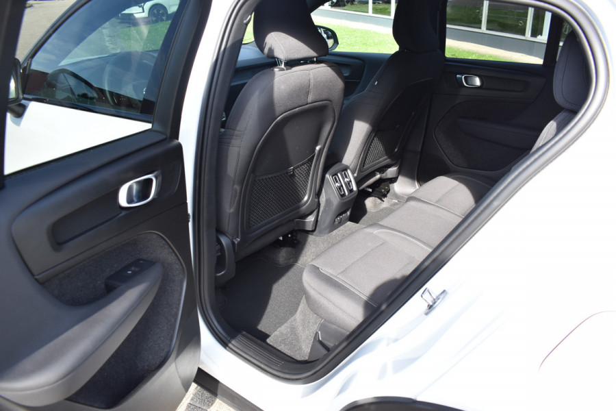 Volvo XC40 Single Motor Extened Range Plus 82 kWh | Camera | ACC | Blis | Stoel/Stuurverwarming | Trekhaak