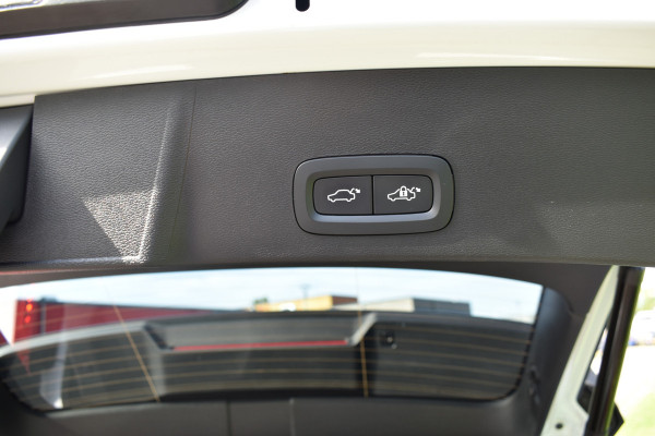 Volvo XC40 Single Motor Extened Range Plus 82 kWh | Camera | ACC | Blis | Stoel/Stuurverwarming | Trekhaak