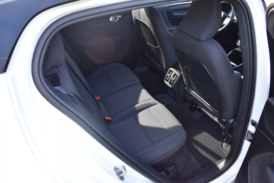 Volvo XC40 Single Motor Extened Range Plus 82 kWh | Camera | ACC | Blis | Stoel/Stuurverwarming | Trekhaak