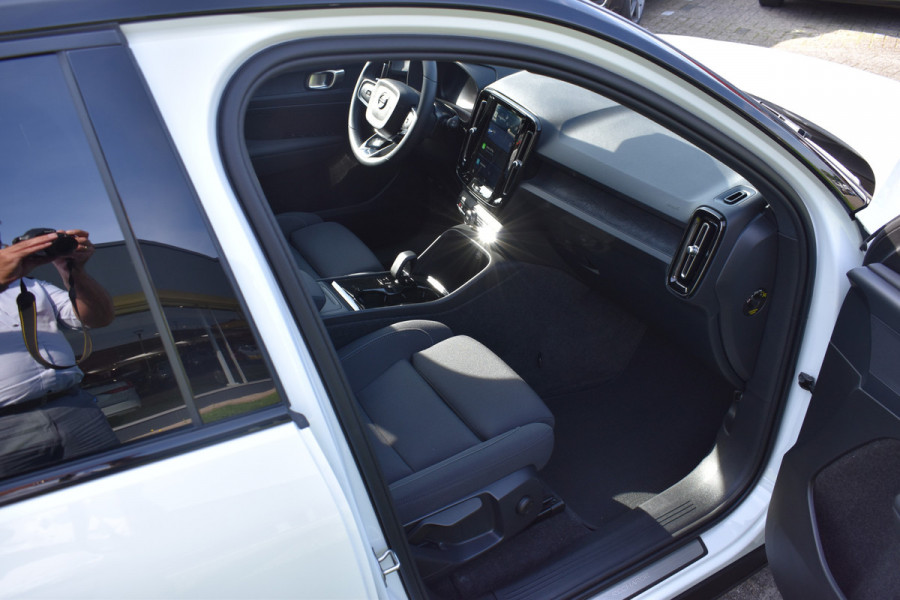 Volvo XC40 Single Motor Extened Range Plus 82 kWh | Camera | ACC | Blis | Stoel/Stuurverwarming | Trekhaak