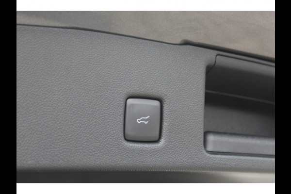 Ford Kuga 2.5-225pk Plug-in Hybrid ST-Line X. Hybride rijden voor een reële prijs ! Adaptive Cruise Control, Stoel- en voorraamverwarming, Climate Control, Metallic lak, Camera v+a, Elektr. achterklep, Side- en lane assist etc.