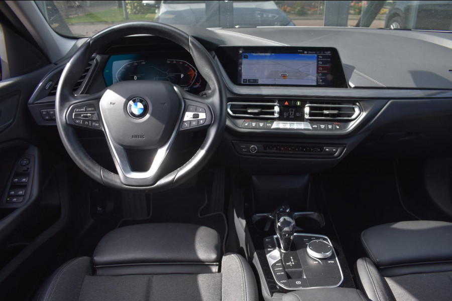BMW 1-serie 118i Sport line | STOELVERWARMING | APPLE CARPLAY | ANDROID AUTO | NAP | SFEERVERLICHTING
