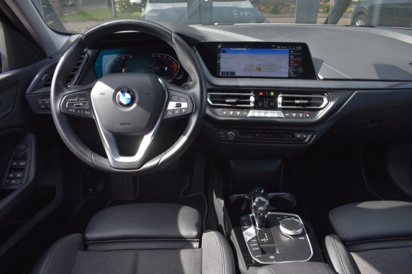 BMW 1-serie 118i Sport line | STOELVERWARMING | APPLE CARPLAY | ANDROID AUTO | NAP | SFEERVERLICHTING