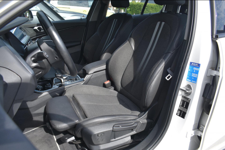 BMW 1-serie 118i Sport line | STOELVERWARMING | APPLE CARPLAY | ANDROID AUTO | NAP | SFEERVERLICHTING