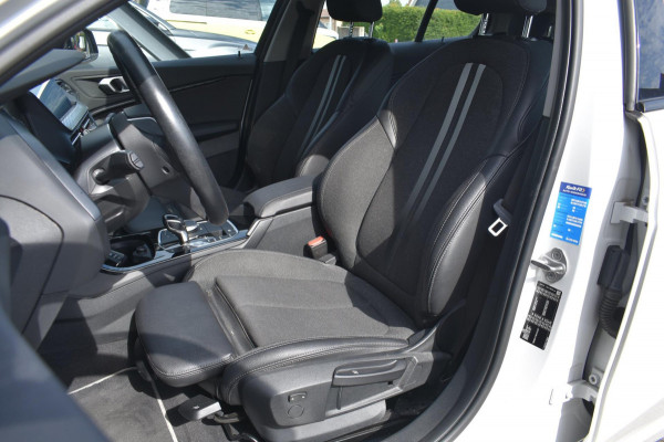 BMW 1-serie 118i Sport line | STOELVERWARMING | APPLE CARPLAY | ANDROID AUTO | NAP | SFEERVERLICHTING