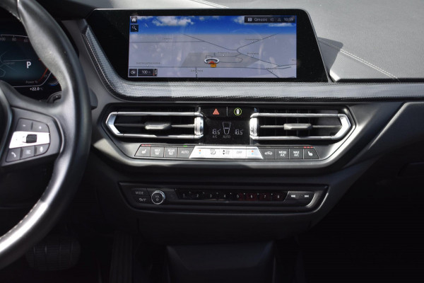 BMW 1-serie 118i Sport line | STOELVERWARMING | APPLE CARPLAY | ANDROID AUTO | NAP | SFEERVERLICHTING