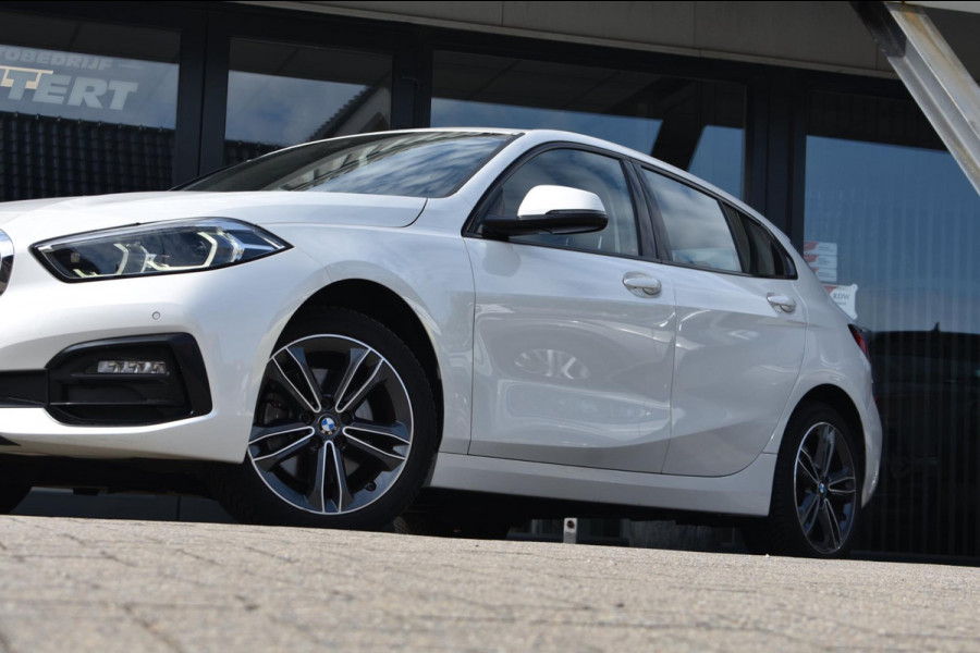 BMW 1-serie 118i Sport line | STOELVERWARMING | APPLE CARPLAY | ANDROID AUTO | NAP | SFEERVERLICHTING