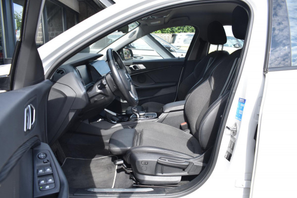 BMW 1-serie 118i Sport line | STOELVERWARMING | APPLE CARPLAY | ANDROID AUTO | NAP | SFEERVERLICHTING