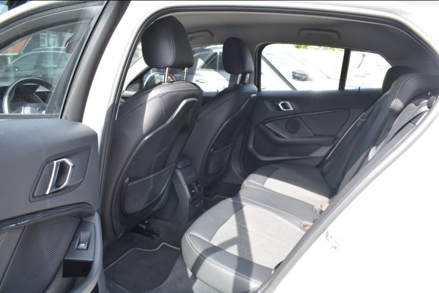 BMW 1-serie 118i Sport line | STOELVERWARMING | APPLE CARPLAY | ANDROID AUTO | NAP | SFEERVERLICHTING