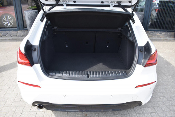 BMW 1-serie 118i Sport line | STOELVERWARMING | APPLE CARPLAY | ANDROID AUTO | NAP | SFEERVERLICHTING