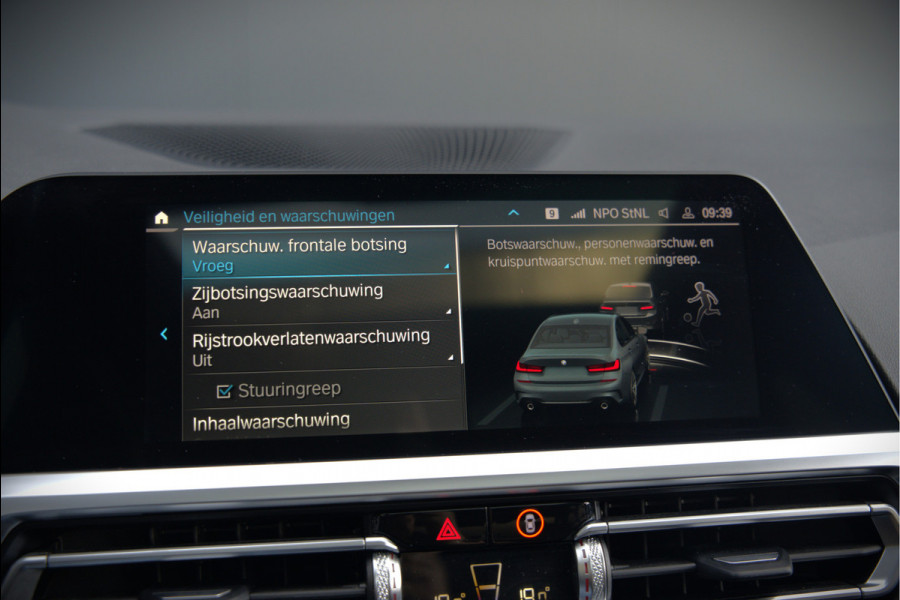 BMW 3-serie 330e High Executive M Sport | M Performance | Panoramadak  | 360° Camera | Assisted Driving | Head Up Display | Stoelverwarming | Stuurverwarming | Apple Carplay | Navigatie | Adaptive Cruise Control | Ambiance Verlicht