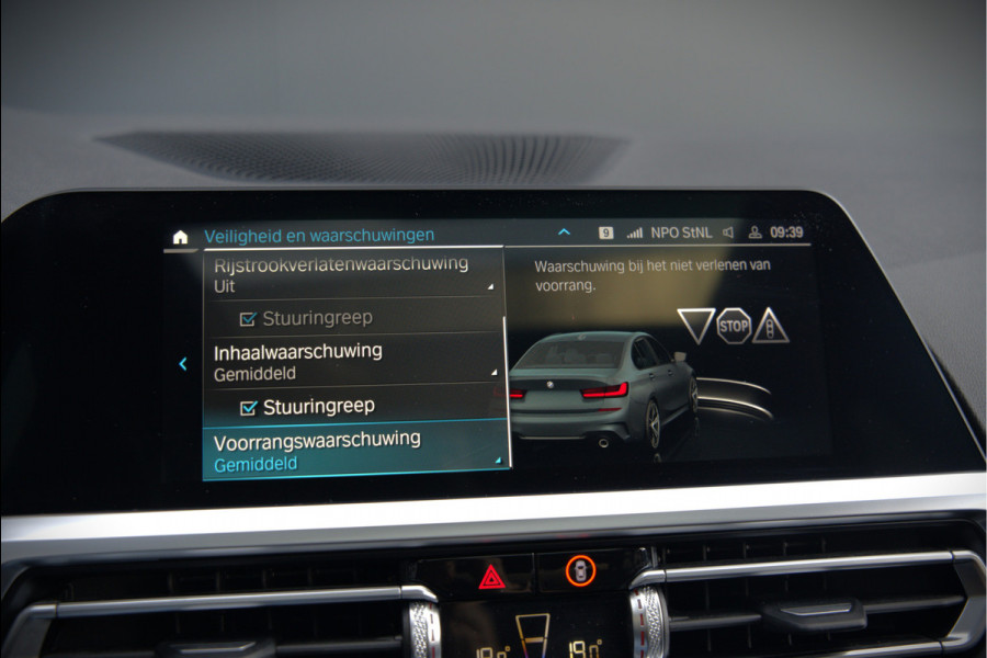 BMW 3-serie 330e High Executive M Sport | M Performance | Panoramadak  | 360° Camera | Assisted Driving | Head Up Display | Stoelverwarming | Stuurverwarming | Apple Carplay | Navigatie | Adaptive Cruise Control | Ambiance Verlicht