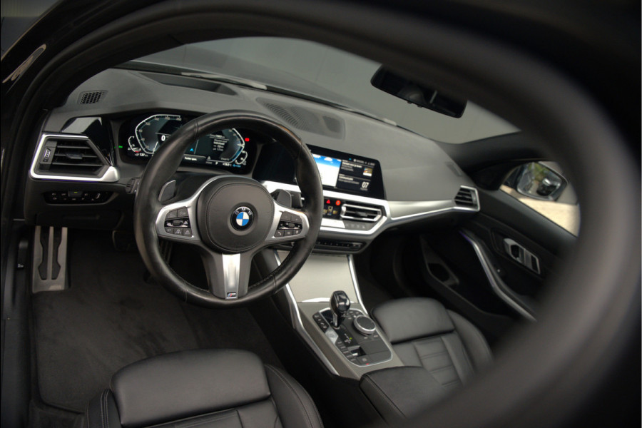BMW 3-serie 330e High Executive M Sport | M Performance | Panoramadak  | 360° Camera | Assisted Driving | Head Up Display | Stoelverwarming | Stuurverwarming | Apple Carplay | Navigatie | Adaptive Cruise Control | Ambiance Verlicht