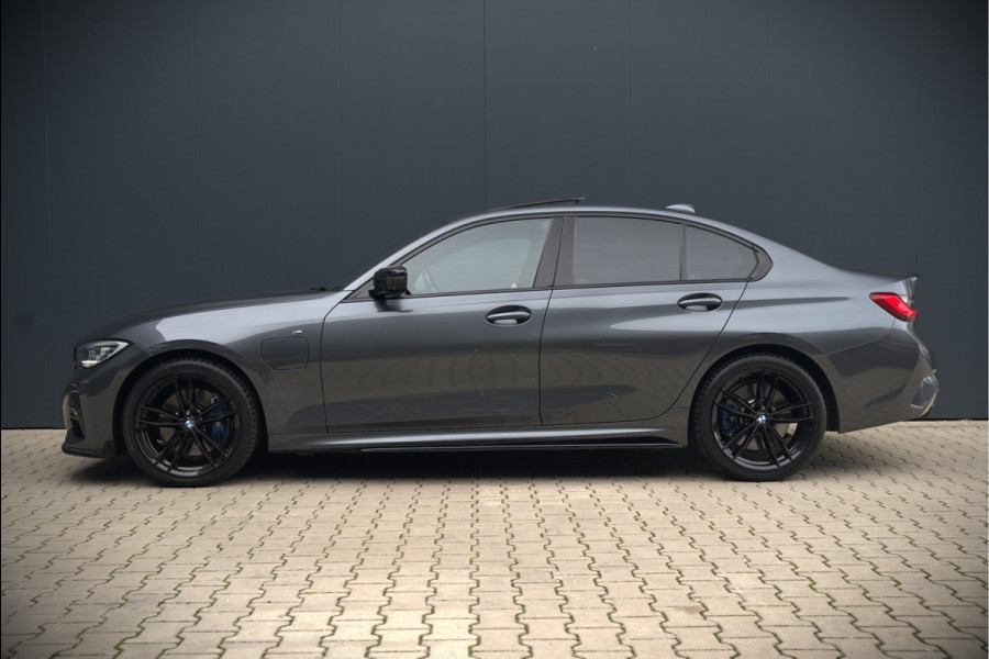 BMW 3-serie 330e High Executive M Sport | M Performance | Panoramadak  | 360° Camera | Assisted Driving | Head Up Display | Stoelverwarming | Stuurverwarming | Apple Carplay | Navigatie | Adaptive Cruise Control | Ambiance Verlicht