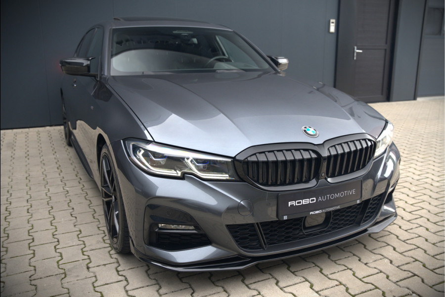 BMW 3-serie 330e High Executive M Sport | M Performance | Panoramadak  | 360° Camera | Assisted Driving | Head Up Display | Stoelverwarming | Stuurverwarming | Apple Carplay | Navigatie | Adaptive Cruise Control | Ambiance Verlicht