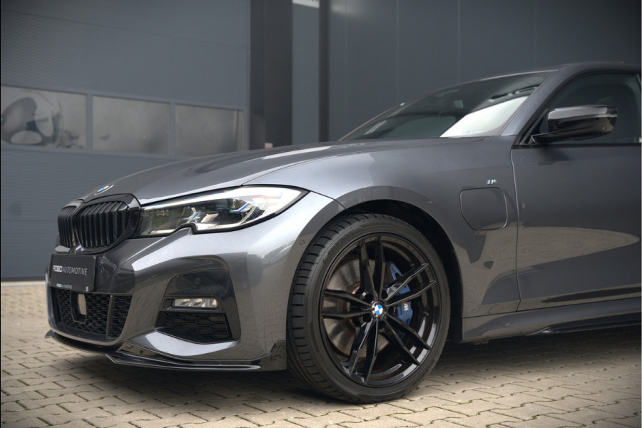 BMW 3-serie 330e High Executive M Sport | M Performance | Panoramadak  | 360° Camera | Assisted Driving | Head Up Display | Stoelverwarming | Stuurverwarming | Apple Carplay | Navigatie | Adaptive Cruise Control | Ambiance Verlicht
