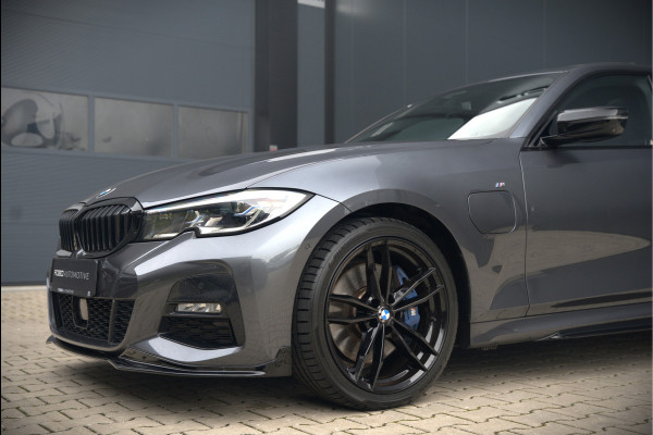 BMW 3-serie 330e High Executive M Sport | M Performance | Panoramadak  | 360° Camera | Assisted Driving | Head Up Display | Stoelverwarming | Stuurverwarming | Apple Carplay | Navigatie | Adaptive Cruise Control | Ambiance Verlicht