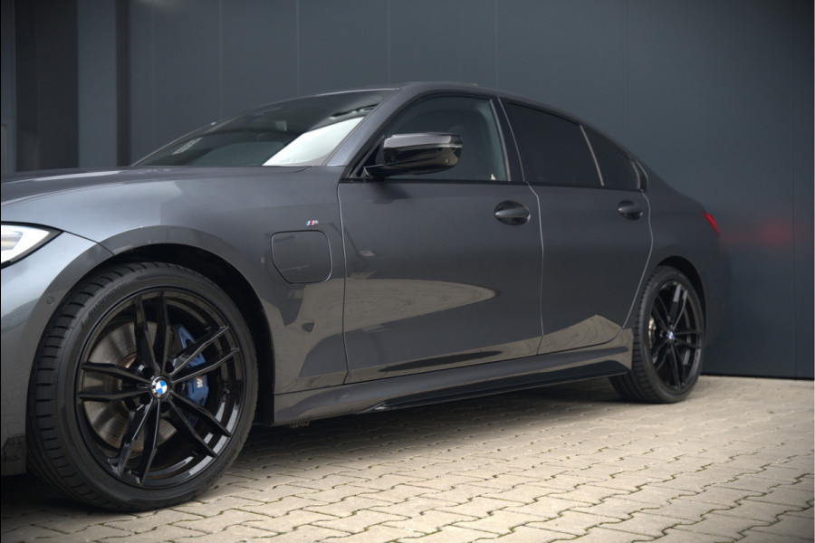 BMW 3-serie 330e High Executive M Sport | M Performance | Panoramadak  | 360° Camera | Assisted Driving | Head Up Display | Stoelverwarming | Stuurverwarming | Apple Carplay | Navigatie | Adaptive Cruise Control | Ambiance Verlicht