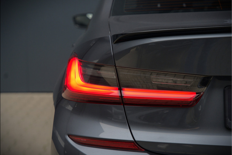 BMW 3-serie 330e High Executive M Sport | M Performance | Panoramadak  | 360° Camera | Assisted Driving | Head Up Display | Stoelverwarming | Stuurverwarming | Apple Carplay | Navigatie | Adaptive Cruise Control | Ambiance Verlicht