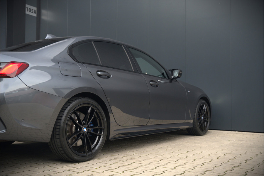 BMW 3-serie 330e High Executive M Sport | M Performance | Panoramadak  | 360° Camera | Assisted Driving | Head Up Display | Stoelverwarming | Stuurverwarming | Apple Carplay | Navigatie | Adaptive Cruise Control | Ambiance Verlicht