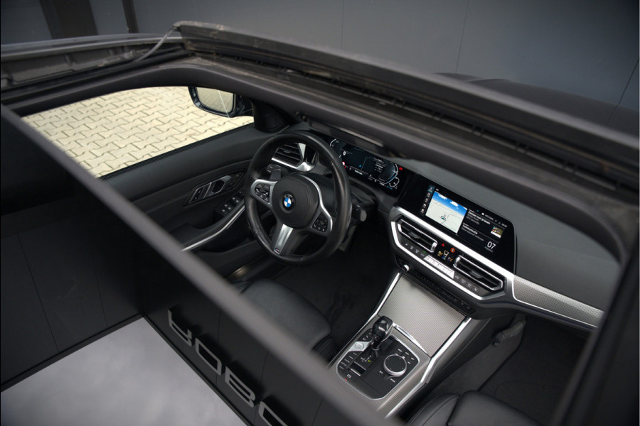 BMW 3-serie 330e High Executive M Sport | M Performance | Panoramadak  | 360° Camera | Assisted Driving | Head Up Display | Stoelverwarming | Stuurverwarming | Apple Carplay | Navigatie | Adaptive Cruise Control | Ambiance Verlicht