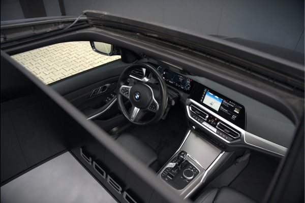 BMW 3-serie 330e High Executive M Sport | M Performance | Panoramadak  | 360° Camera | Assisted Driving | Head Up Display | Stoelverwarming | Stuurverwarming | Apple Carplay | Navigatie | Adaptive Cruise Control | Ambiance Verlicht