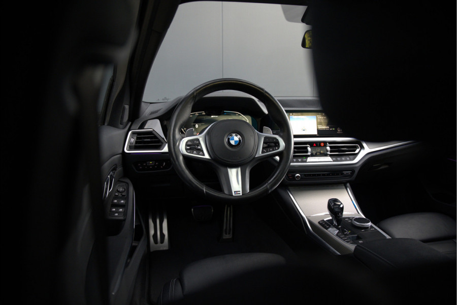 BMW 3-serie 330e High Executive M Sport | M Performance | Panoramadak  | 360° Camera | Assisted Driving | Head Up Display | Stoelverwarming | Stuurverwarming | Apple Carplay | Navigatie | Adaptive Cruise Control | Ambiance Verlicht