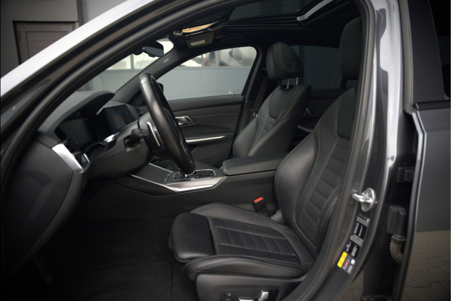 BMW 3-serie 330e High Executive M Sport | M Performance | Panoramadak  | 360° Camera | Assisted Driving | Head Up Display | Stoelverwarming | Stuurverwarming | Apple Carplay | Navigatie | Adaptive Cruise Control | Ambiance Verlicht