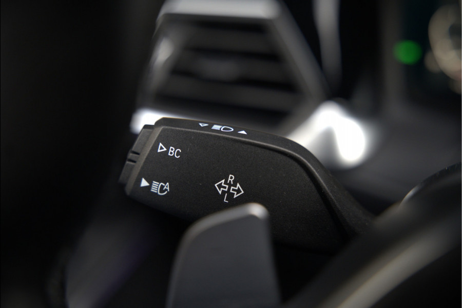 BMW 3-serie 330e High Executive M Sport | M Performance | Panoramadak  | 360° Camera | Assisted Driving | Head Up Display | Stoelverwarming | Stuurverwarming | Apple Carplay | Navigatie | Adaptive Cruise Control | Ambiance Verlicht