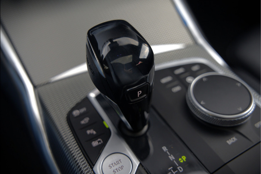 BMW 3-serie 330e High Executive M Sport | M Performance | Panoramadak  | 360° Camera | Assisted Driving | Head Up Display | Stoelverwarming | Stuurverwarming | Apple Carplay | Navigatie | Adaptive Cruise Control | Ambiance Verlicht