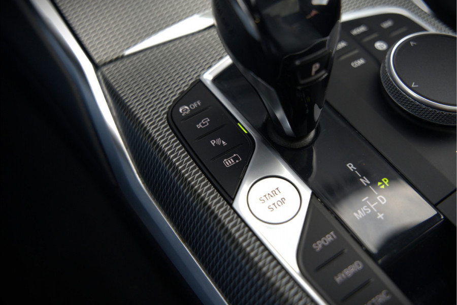 BMW 3-serie 330e High Executive M Sport | M Performance | Panoramadak  | 360° Camera | Assisted Driving | Head Up Display | Stoelverwarming | Stuurverwarming | Apple Carplay | Navigatie | Adaptive Cruise Control | Ambiance Verlicht