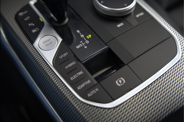 BMW 3-serie 330e High Executive M Sport | M Performance | Panoramadak  | 360° Camera | Assisted Driving | Head Up Display | Stoelverwarming | Stuurverwarming | Apple Carplay | Navigatie | Adaptive Cruise Control | Ambiance Verlicht