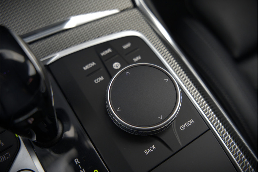 BMW 3-serie 330e High Executive M Sport | M Performance | Panoramadak  | 360° Camera | Assisted Driving | Head Up Display | Stoelverwarming | Stuurverwarming | Apple Carplay | Navigatie | Adaptive Cruise Control | Ambiance Verlicht