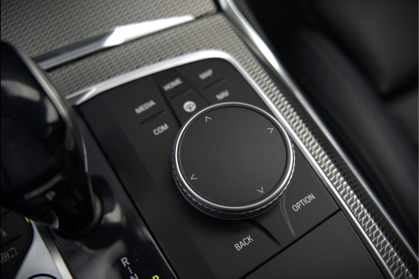 BMW 3-serie 330e High Executive M Sport | M Performance | Panoramadak  | 360° Camera | Assisted Driving | Head Up Display | Stoelverwarming | Stuurverwarming | Apple Carplay | Navigatie | Adaptive Cruise Control | Ambiance Verlicht