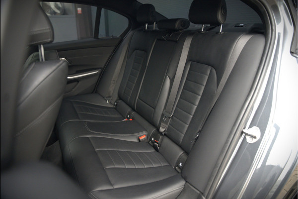 BMW 3-serie 330e High Executive M Sport | M Performance | Panoramadak  | 360° Camera | Assisted Driving | Head Up Display | Stoelverwarming | Stuurverwarming | Apple Carplay | Navigatie | Adaptive Cruise Control | Ambiance Verlicht