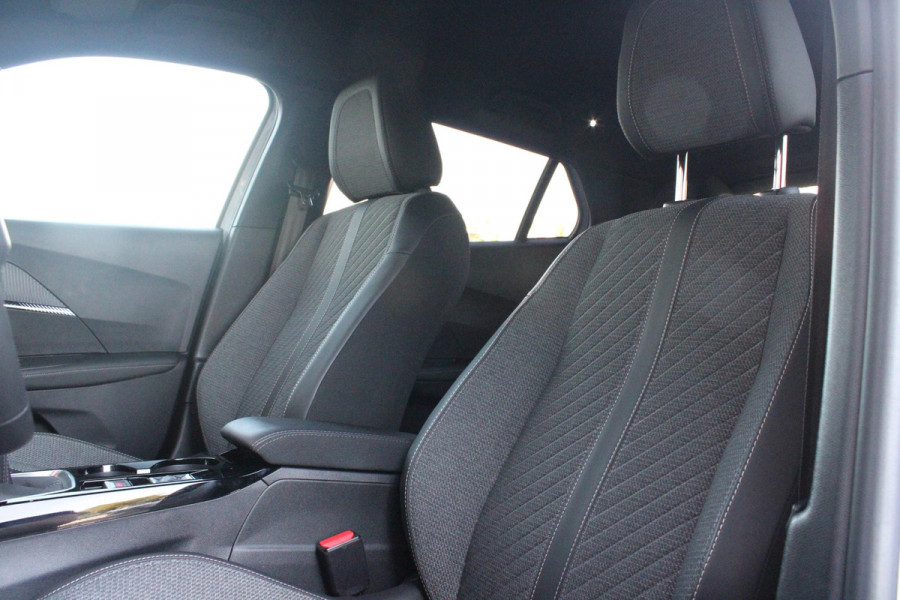 Peugeot 2008 1.2 100PK ALLURE | DRAADLOZE APPLE CARPLAY/ANDROID | DRAADLOZE TELEFOONLADER | NAVIGATIE | ACHTERUITRIJ CAMERA | LICHTMETALEN VELGEN 17" | CLIMATE CONTROL | CRUISE CONTROL | LED KOPLAMPEN |