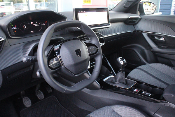 Peugeot 2008 1.2 100PK ALLURE | DRAADLOZE APPLE CARPLAY/ANDROID | DRAADLOZE TELEFOONLADER | NAVIGATIE | ACHTERUITRIJ CAMERA | LICHTMETALEN VELGEN 17" | CLIMATE CONTROL | CRUISE CONTROL | LED KOPLAMPEN |