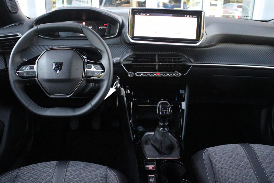 Peugeot 2008 1.2 100PK ALLURE | DRAADLOZE APPLE CARPLAY/ANDROID | DRAADLOZE TELEFOONLADER | NAVIGATIE | ACHTERUITRIJ CAMERA | LICHTMETALEN VELGEN 17" | CLIMATE CONTROL | CRUISE CONTROL | LED KOPLAMPEN |