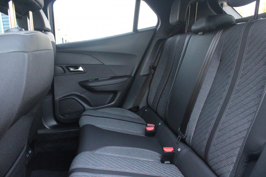 Peugeot 2008 1.2 100PK ALLURE | DRAADLOZE APPLE CARPLAY/ANDROID | DRAADLOZE TELEFOONLADER | NAVIGATIE | ACHTERUITRIJ CAMERA | LICHTMETALEN VELGEN 17" | CLIMATE CONTROL | CRUISE CONTROL | LED KOPLAMPEN |