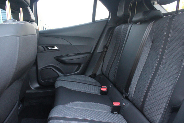 Peugeot 2008 1.2 100PK ALLURE | DRAADLOZE APPLE CARPLAY/ANDROID | DRAADLOZE TELEFOONLADER | NAVIGATIE | ACHTERUITRIJ CAMERA | LICHTMETALEN VELGEN 17" | CLIMATE CONTROL | CRUISE CONTROL | LED KOPLAMPEN |