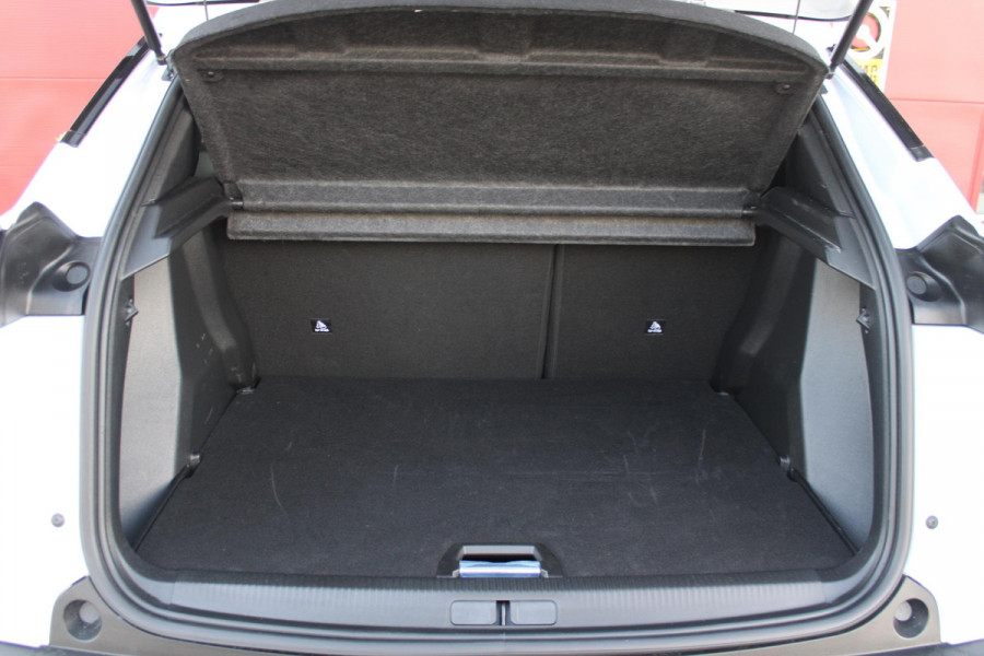 Peugeot 2008 1.2 100PK ALLURE | DRAADLOZE APPLE CARPLAY/ANDROID | DRAADLOZE TELEFOONLADER | NAVIGATIE | ACHTERUITRIJ CAMERA | LICHTMETALEN VELGEN 17" | CLIMATE CONTROL | CRUISE CONTROL | LED KOPLAMPEN |