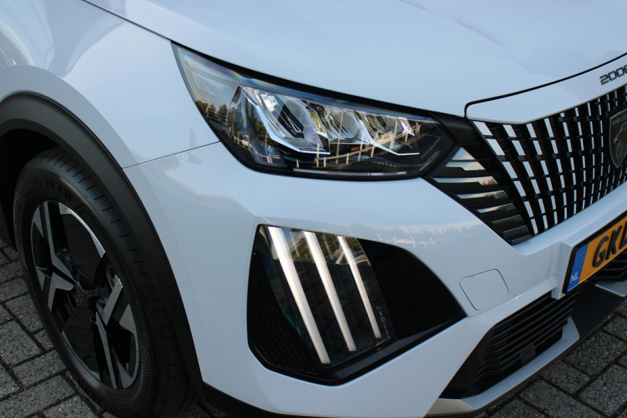 Peugeot 2008 1.2 100PK ALLURE | DRAADLOZE APPLE CARPLAY/ANDROID | DRAADLOZE TELEFOONLADER | NAVIGATIE | ACHTERUITRIJ CAMERA | LICHTMETALEN VELGEN 17" | CLIMATE CONTROL | CRUISE CONTROL | LED KOPLAMPEN |