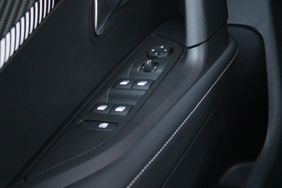 Peugeot 2008 1.2 100PK ALLURE | DRAADLOZE APPLE CARPLAY/ANDROID | DRAADLOZE TELEFOONLADER | NAVIGATIE | ACHTERUITRIJ CAMERA | LICHTMETALEN VELGEN 17" | CLIMATE CONTROL | CRUISE CONTROL | LED KOPLAMPEN |